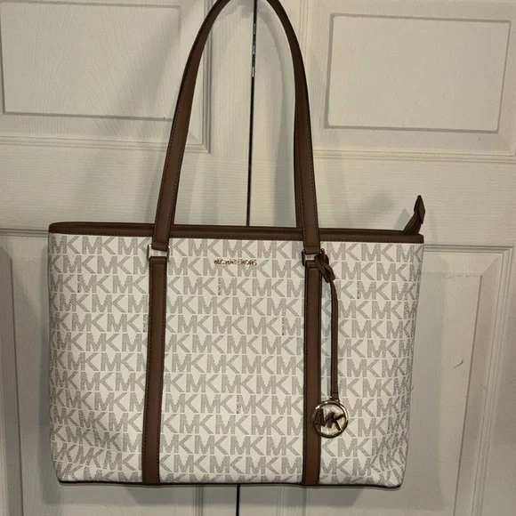 MK Lg MF TZ TOTE Sandy Vanilla/ LUGG